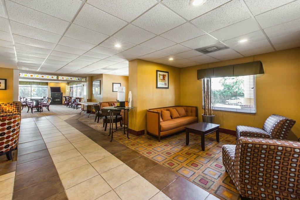 Фото Comfort Suites Forsyth near I-75