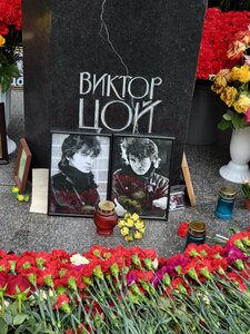 Рок-музыкант Виктор Робертович Цой (Санкт-Петербург, Богословское кладбище, уч32А), могилы известных людей в Санкт‑Петербурге