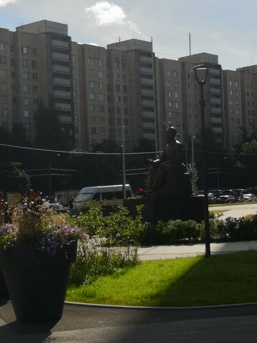 Rus qoramagiz gilam fonida uyda ikki yigit bilan jinsiy aloqada