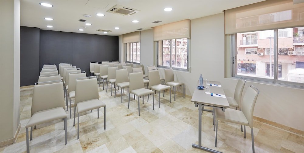 Фото Nh Barcelona Les Corts