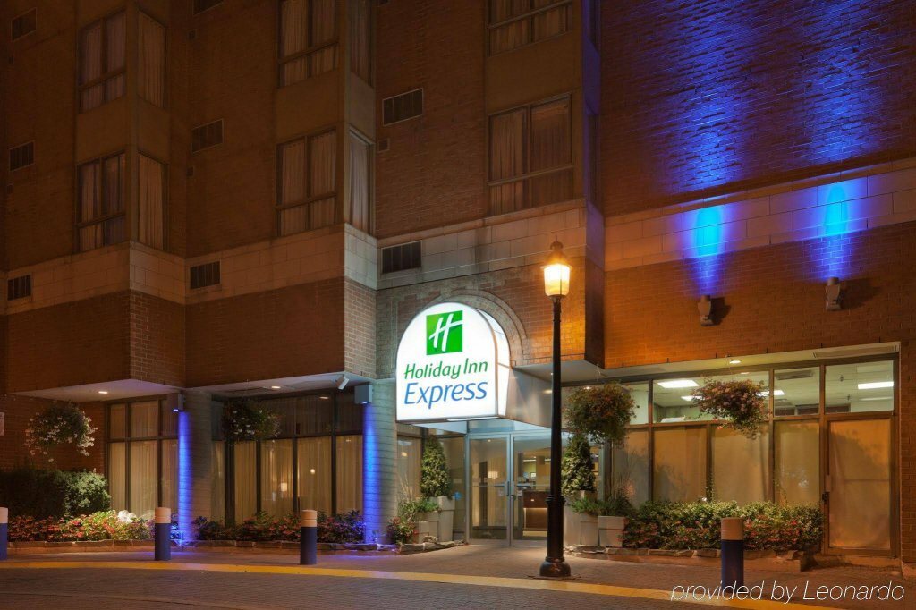 Фото Holiday Inn Express Toronto - Downtown, an Ihg Hotel