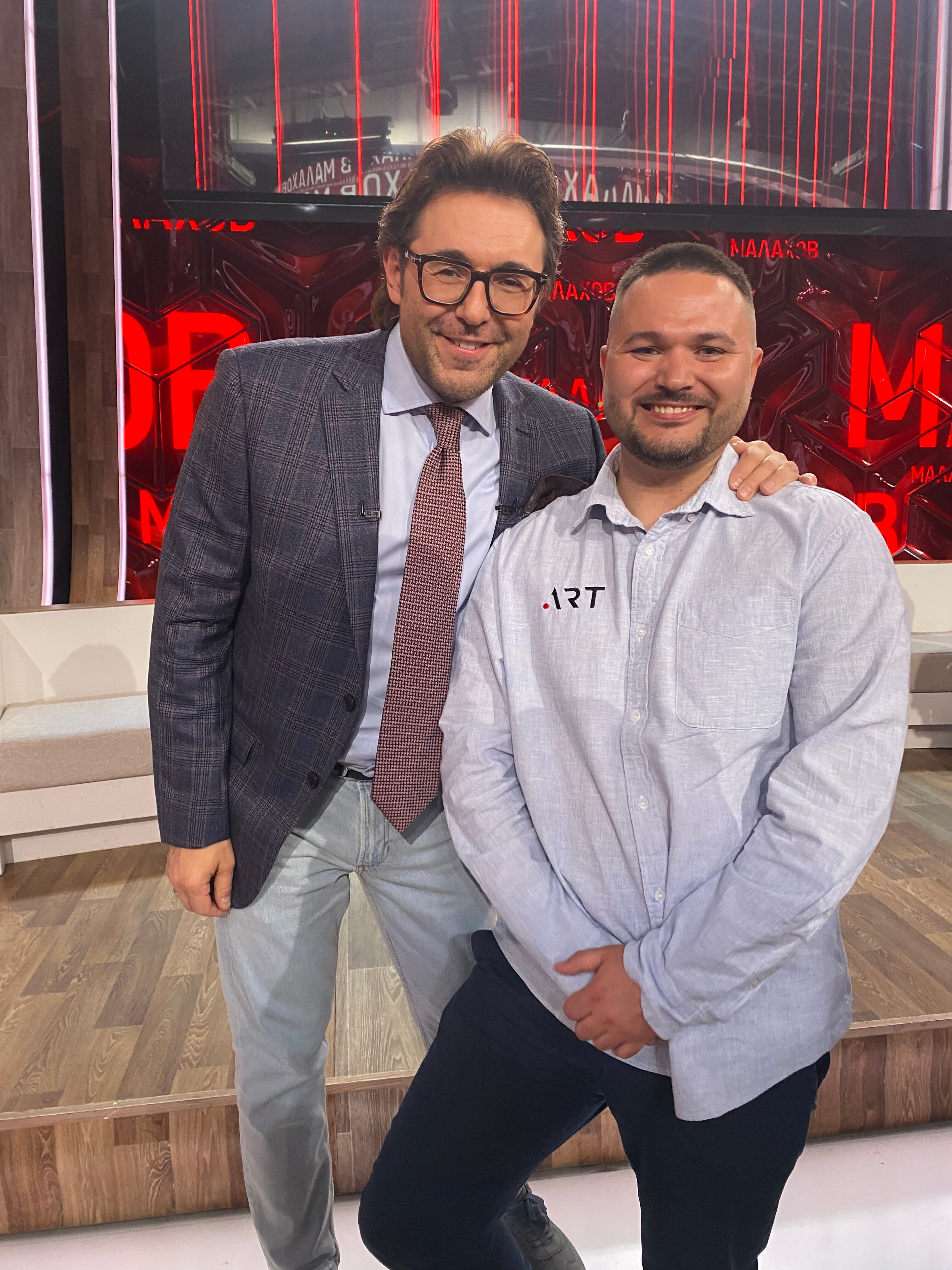 Қыздар жалаңаш еркектердің суретін салады.