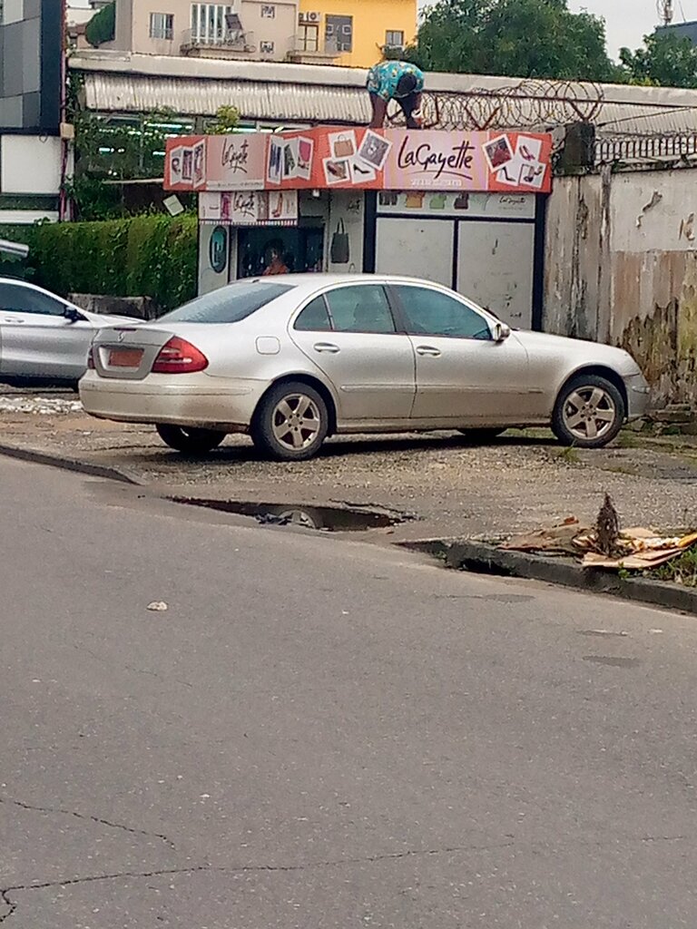 Clothing store La Cayette, Douala, photo