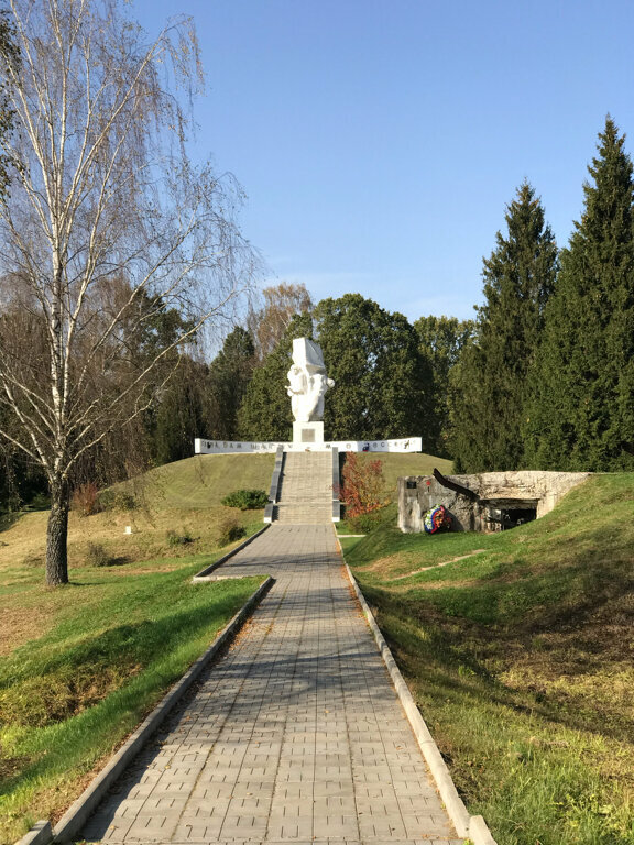 Monumento, memorial Мемориальный комплекс в честь курсантов Подольского пехотного и артиллерийского училищ, погибших в октябре 1941 года, 1975 год, , foto