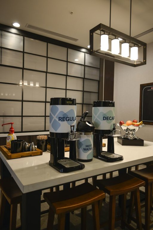 Фото Hilton Garden Inn Louisville Mall of St. Matthews