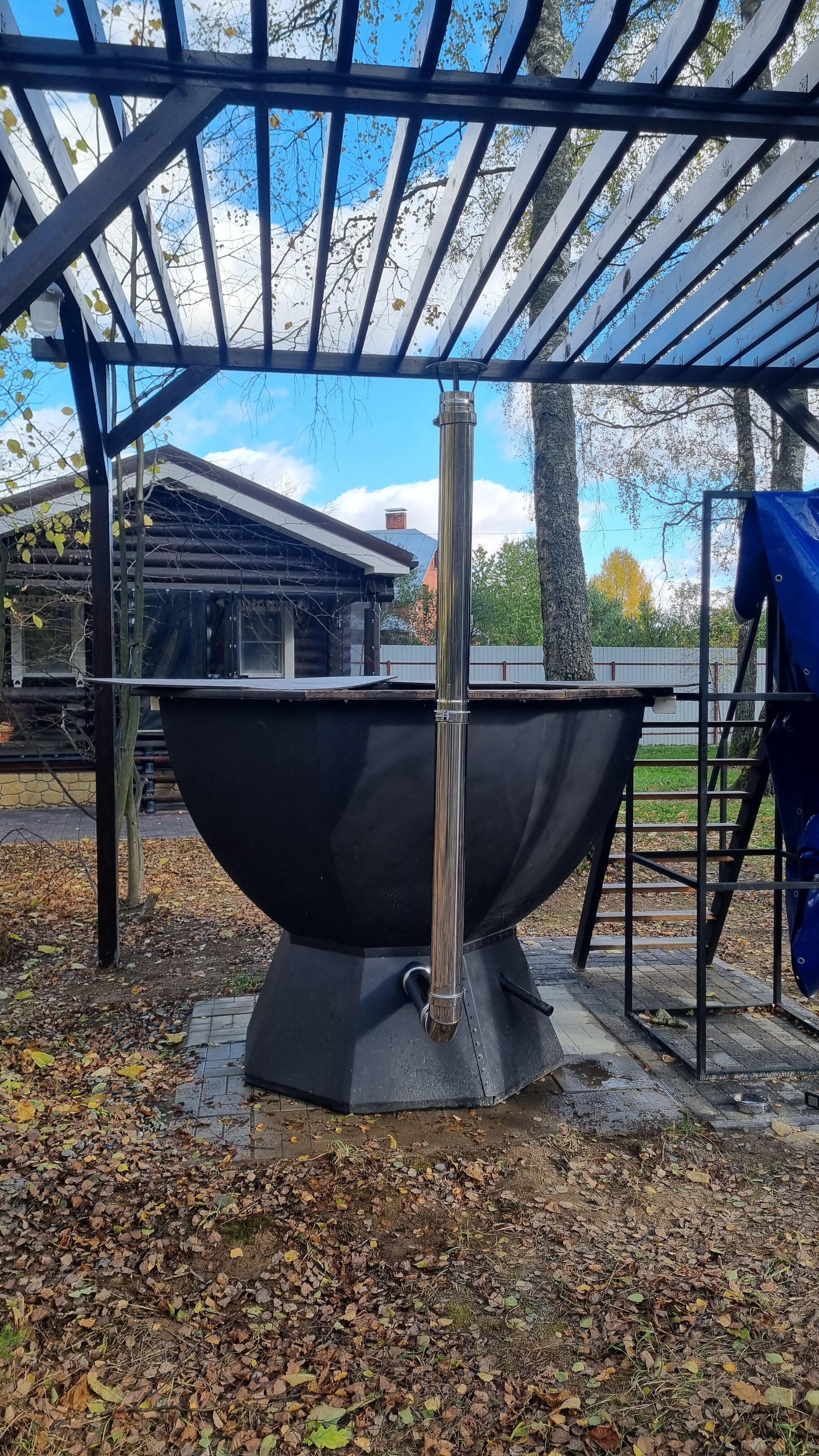 Фото Уютный домик в лесу у пруда