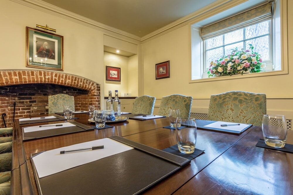 Фото Winchester Royal Hotel