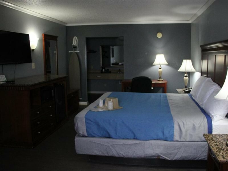 Фото Quarters Inn & Suites