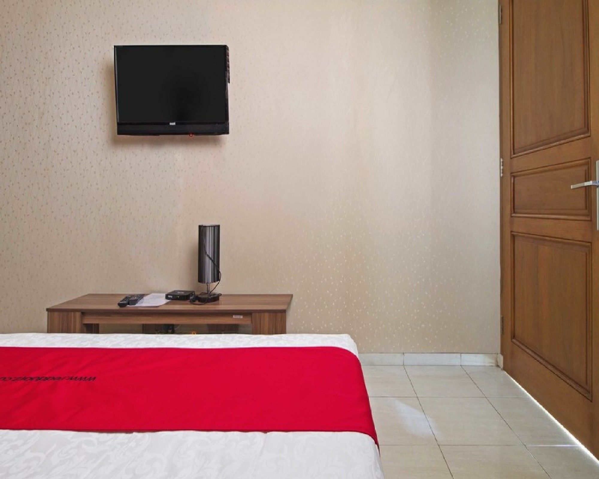 Фото RedDoorz near Mercu Buana University