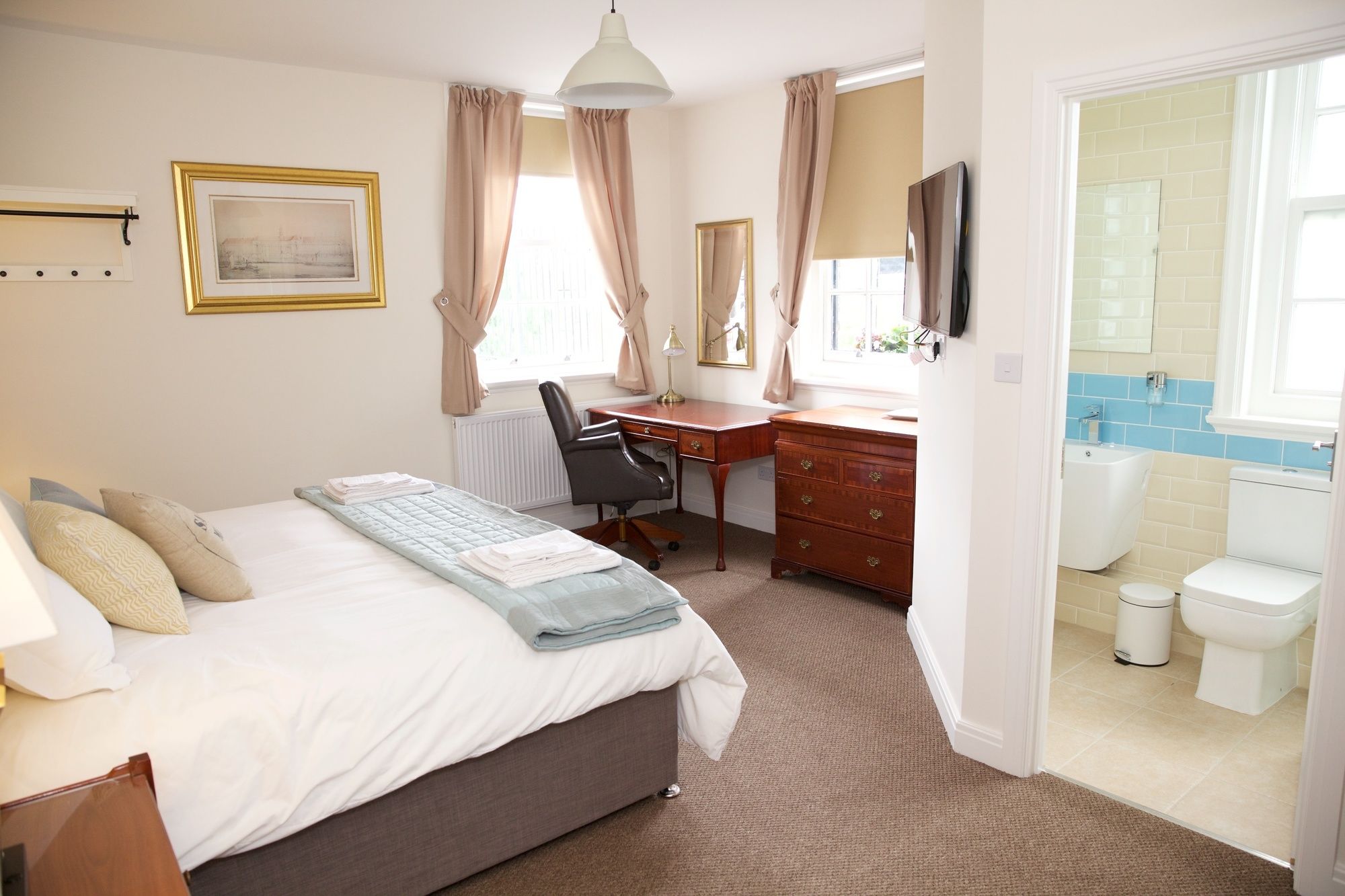 Фото The Captain Cook Hotel