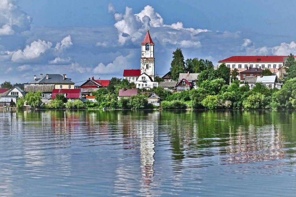 Панорама города Себеж с видом на озеро и колокольню