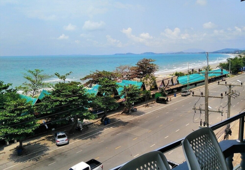 Фото Pimpimarn Beach Hotel