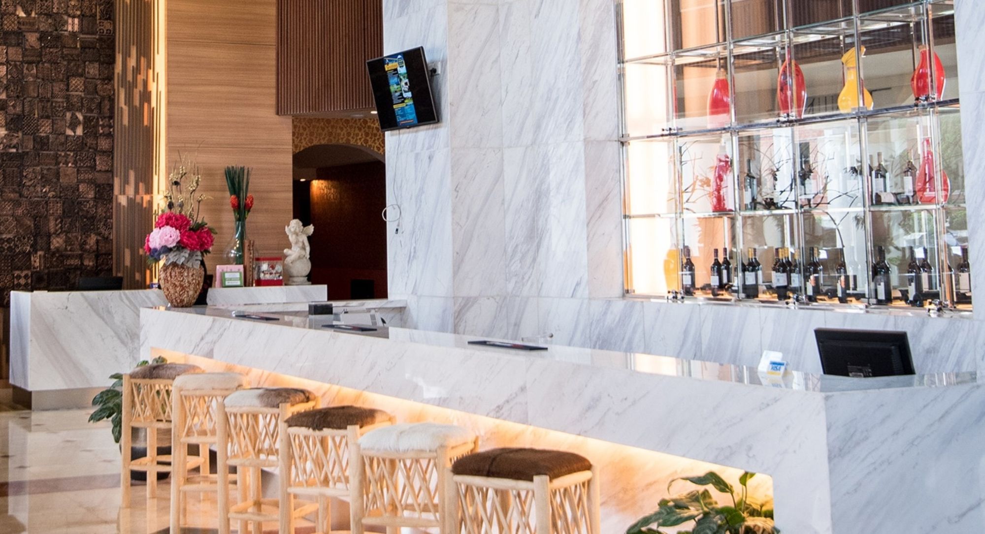 Фото Crown Vista Hotel