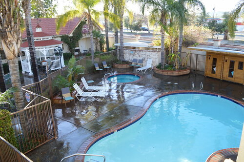 Гостиница Dynasty Suites Redlands в Редлендсе