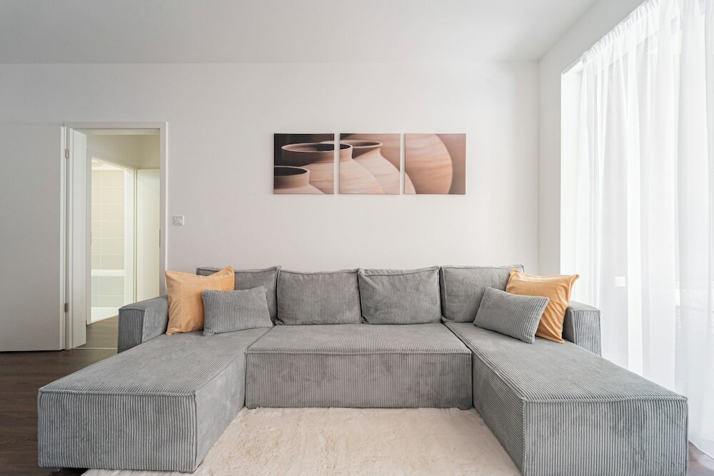 Фото WestSide Garden Apartments by Urbanrent