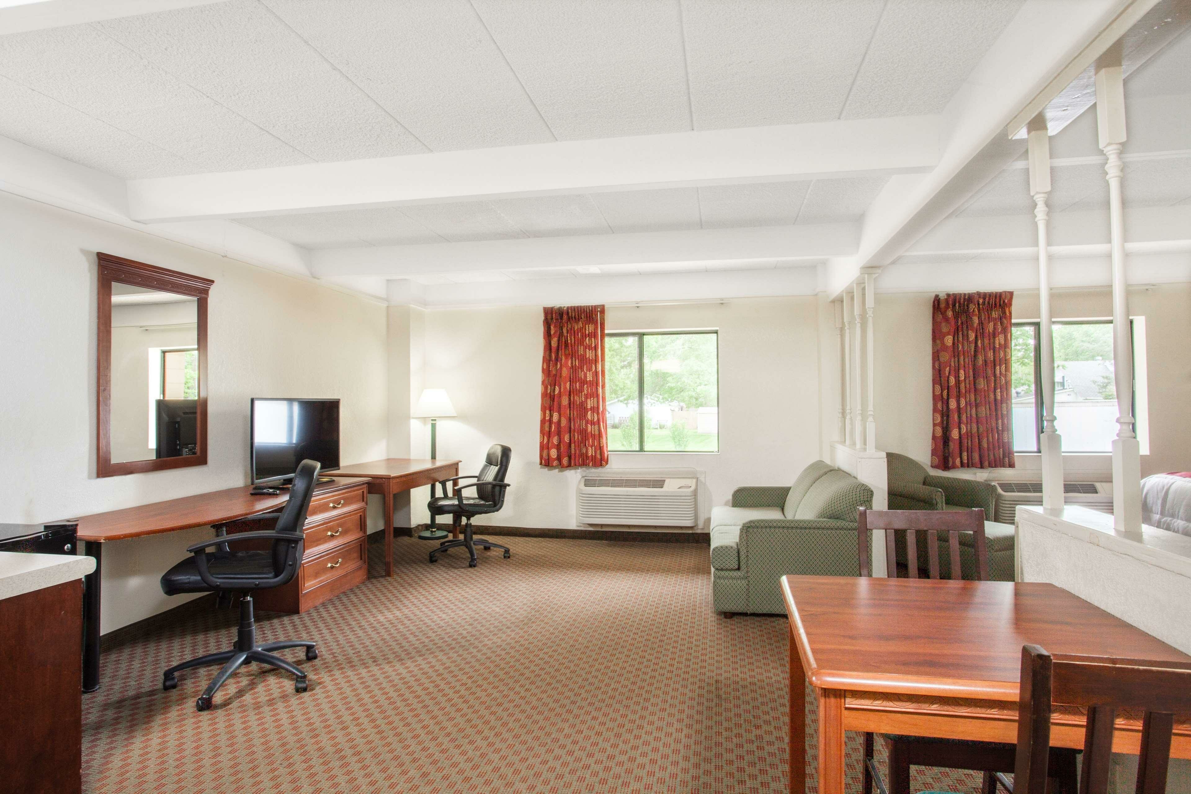 Фото Days Inn by Wyndham Columbia I-70