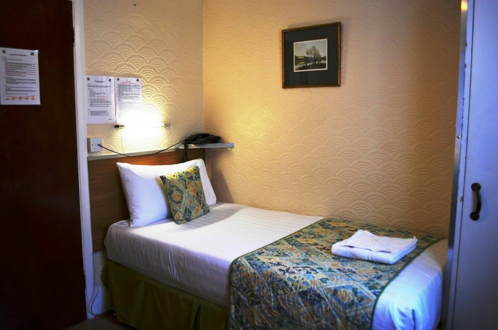 Фото Falcon Hotel