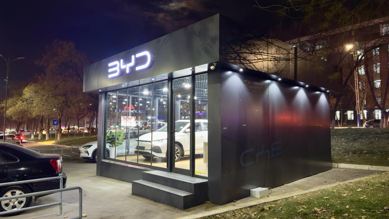 Yigitning eshagidagi barmoq video