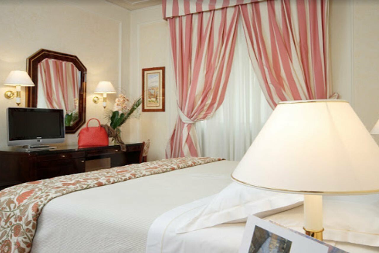 Фото Hotel De La Ville