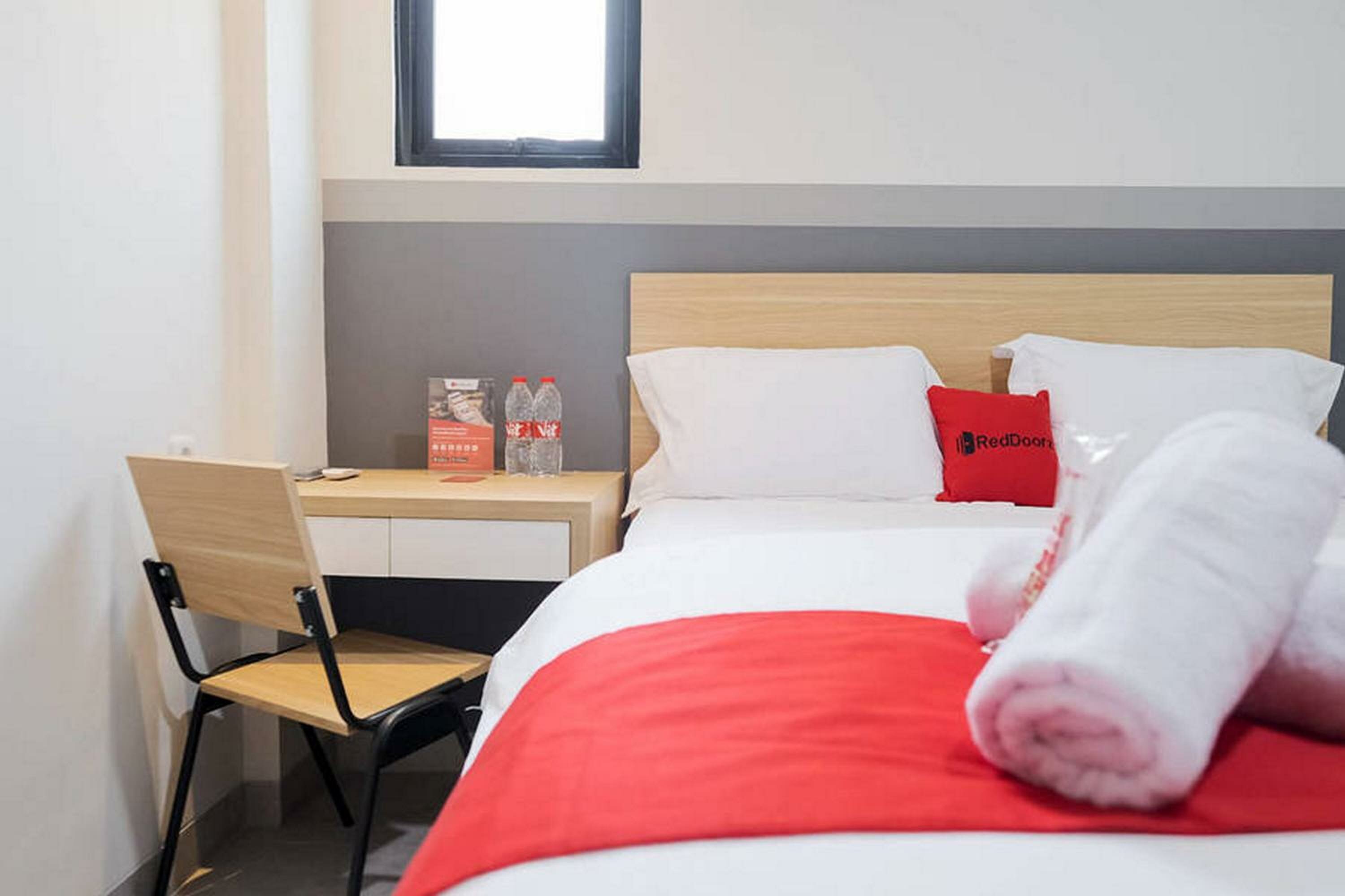 Фото RedDoorz Plus near Taman Anggrek Mall