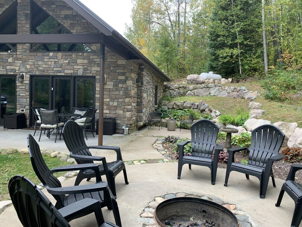 Фото Mitten Lake Hideaway