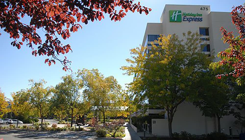 Фото Holiday Inn Express Boise - University Area, an Ihg Hotel