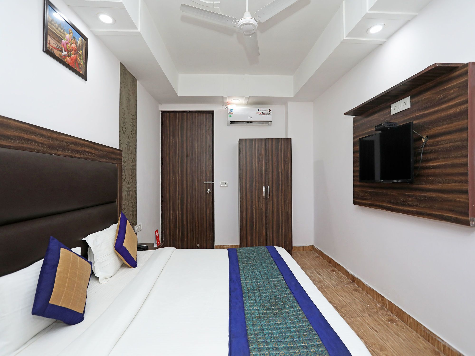 Фото Oyo 10795 Hotel Rs Residency