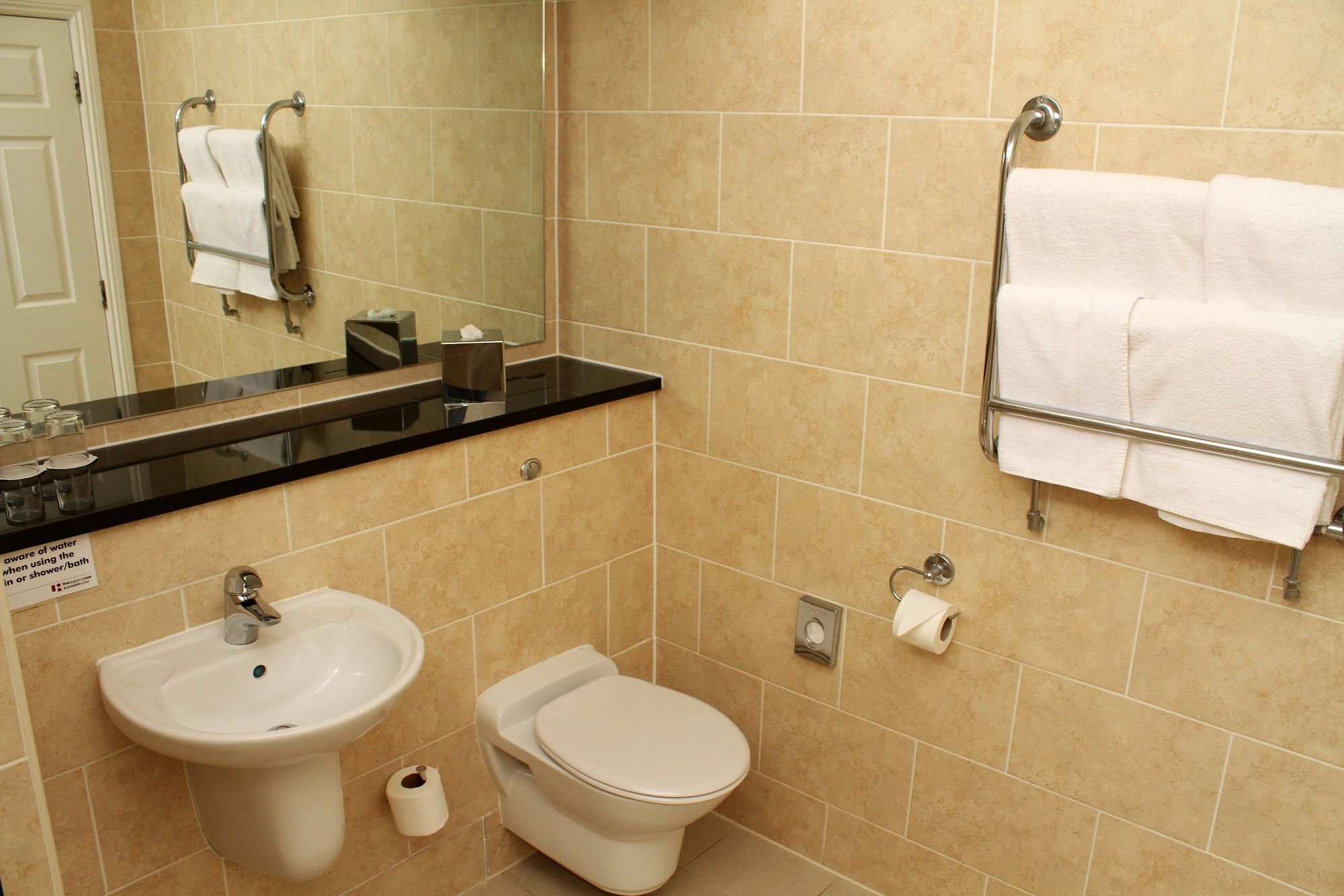 Фото Legacy Rose & Crown Hotel