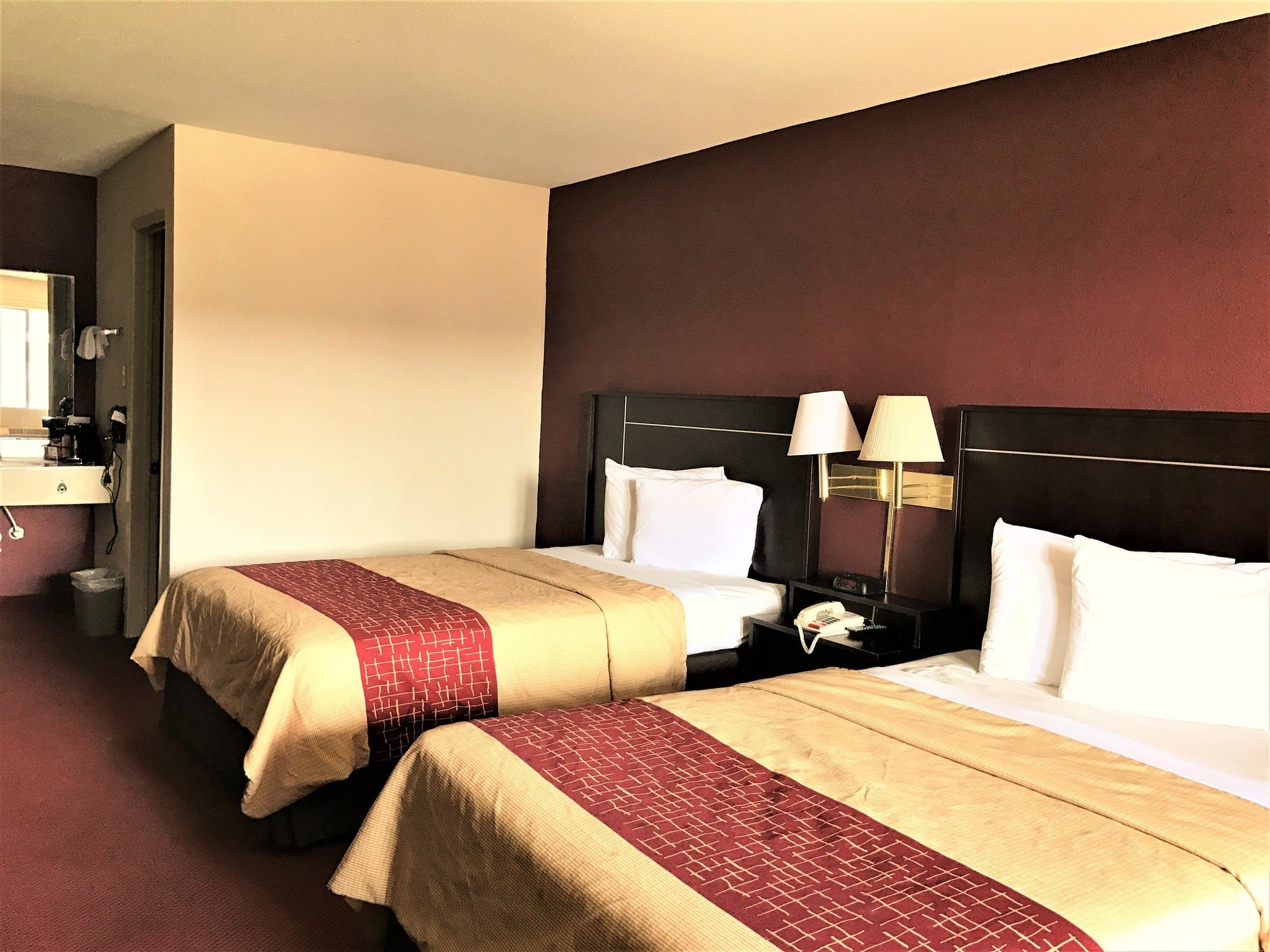 Фото HomeTowne Studios by Red Roof San Antonio E - Near At&t Center