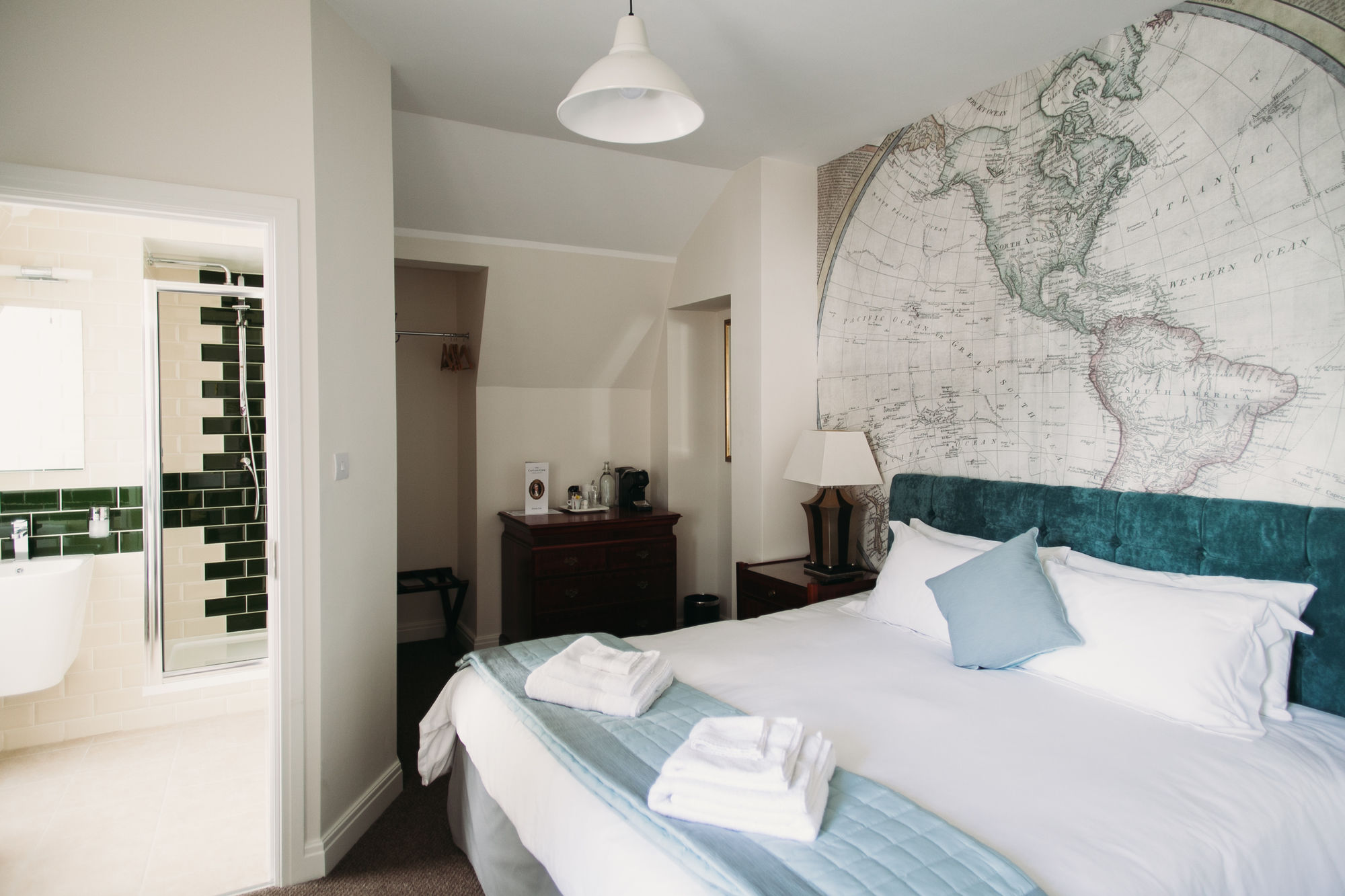 Фото The Captain Cook Hotel