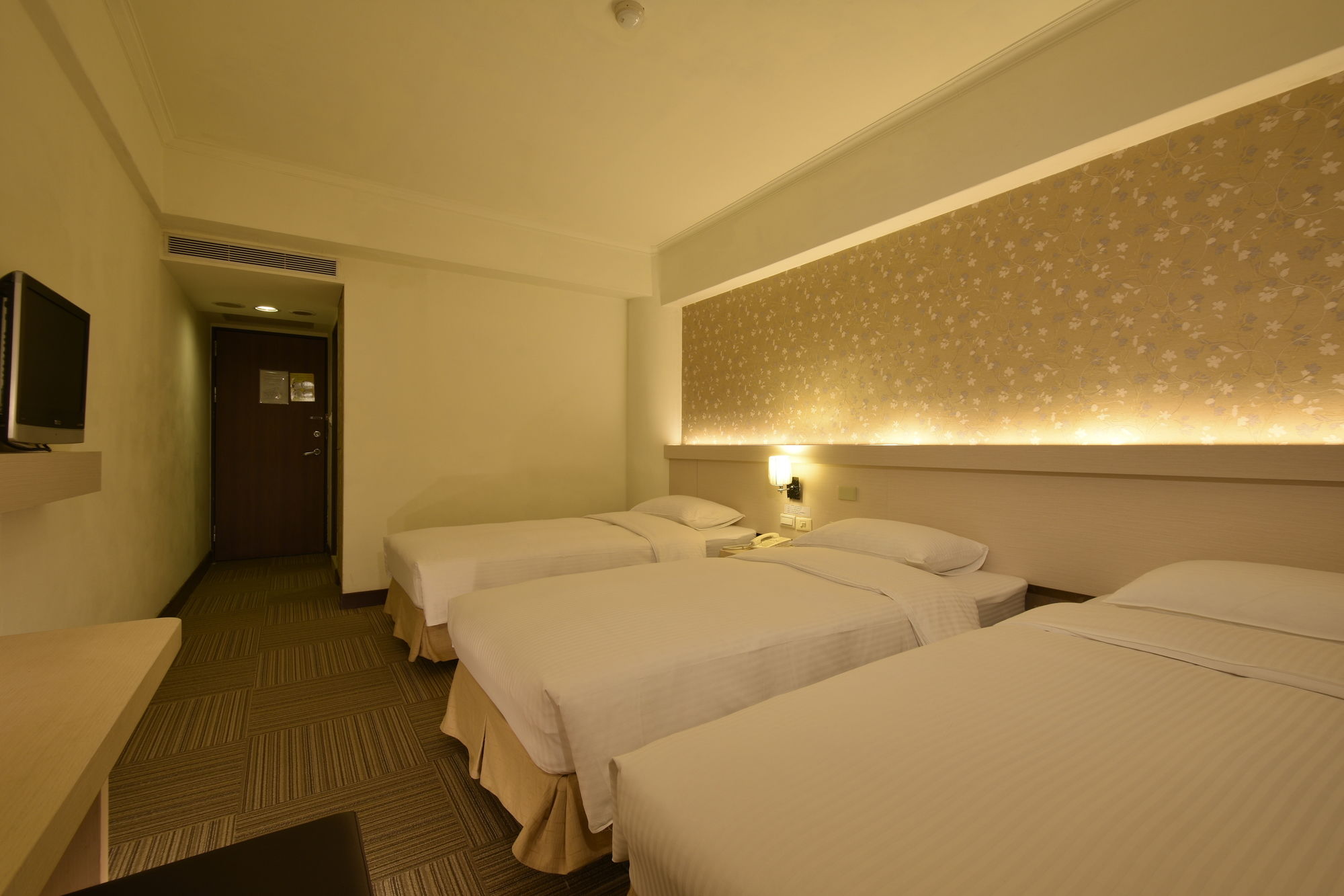 Фото New World Hotel