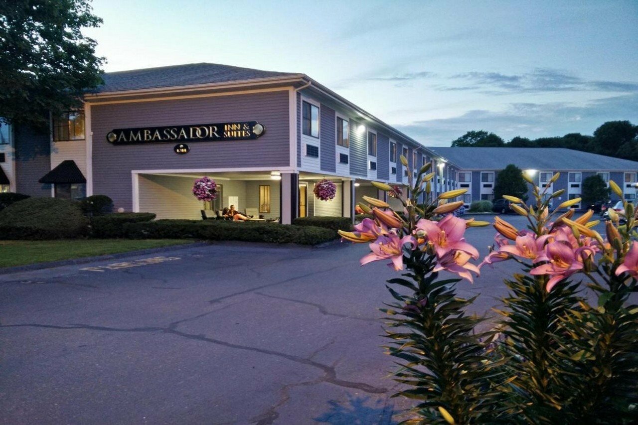 Фото Ambassador Inn & Suites