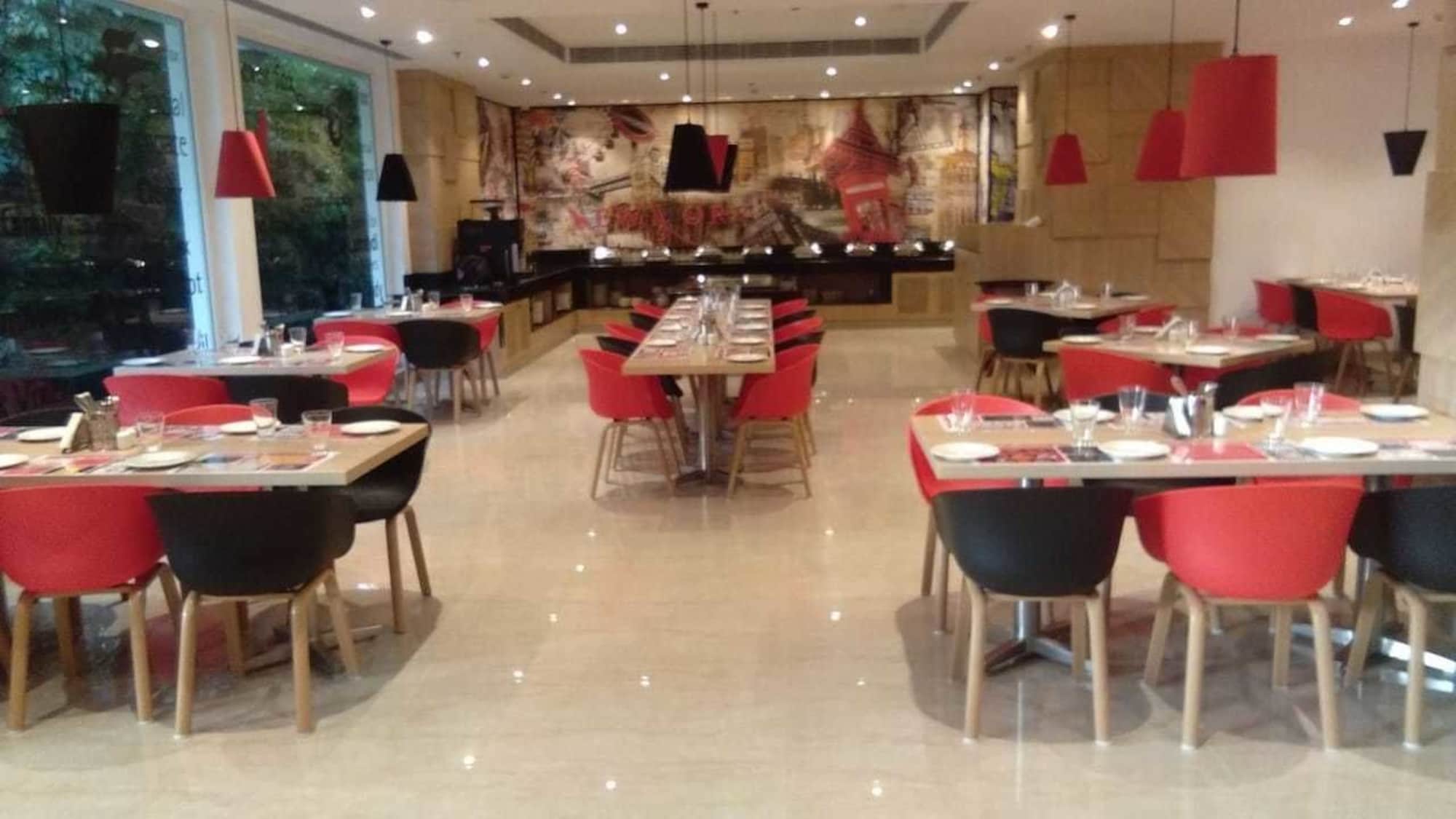 Фото Red Fox Hotel Dehradun