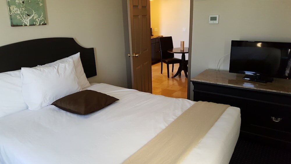 Фото Montecassino Hotel and Event Venue