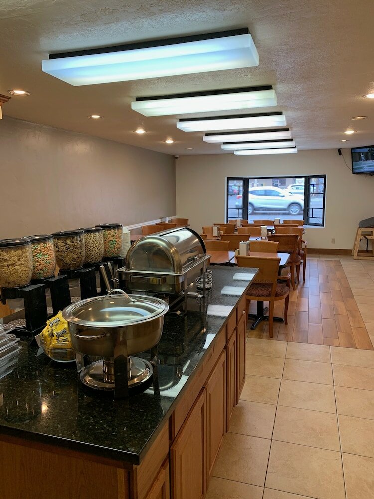 Фото Days Inn & Suites by Wyndham Logan