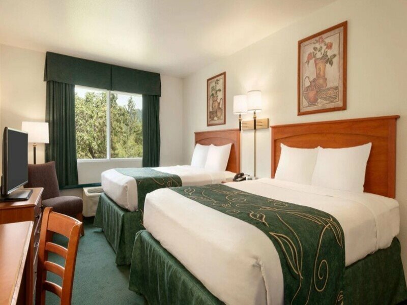 Фото Travelodge by Wyndham Dunsmuir