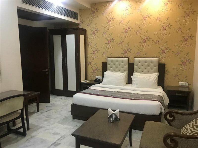 Фото Leela Grande Hotel