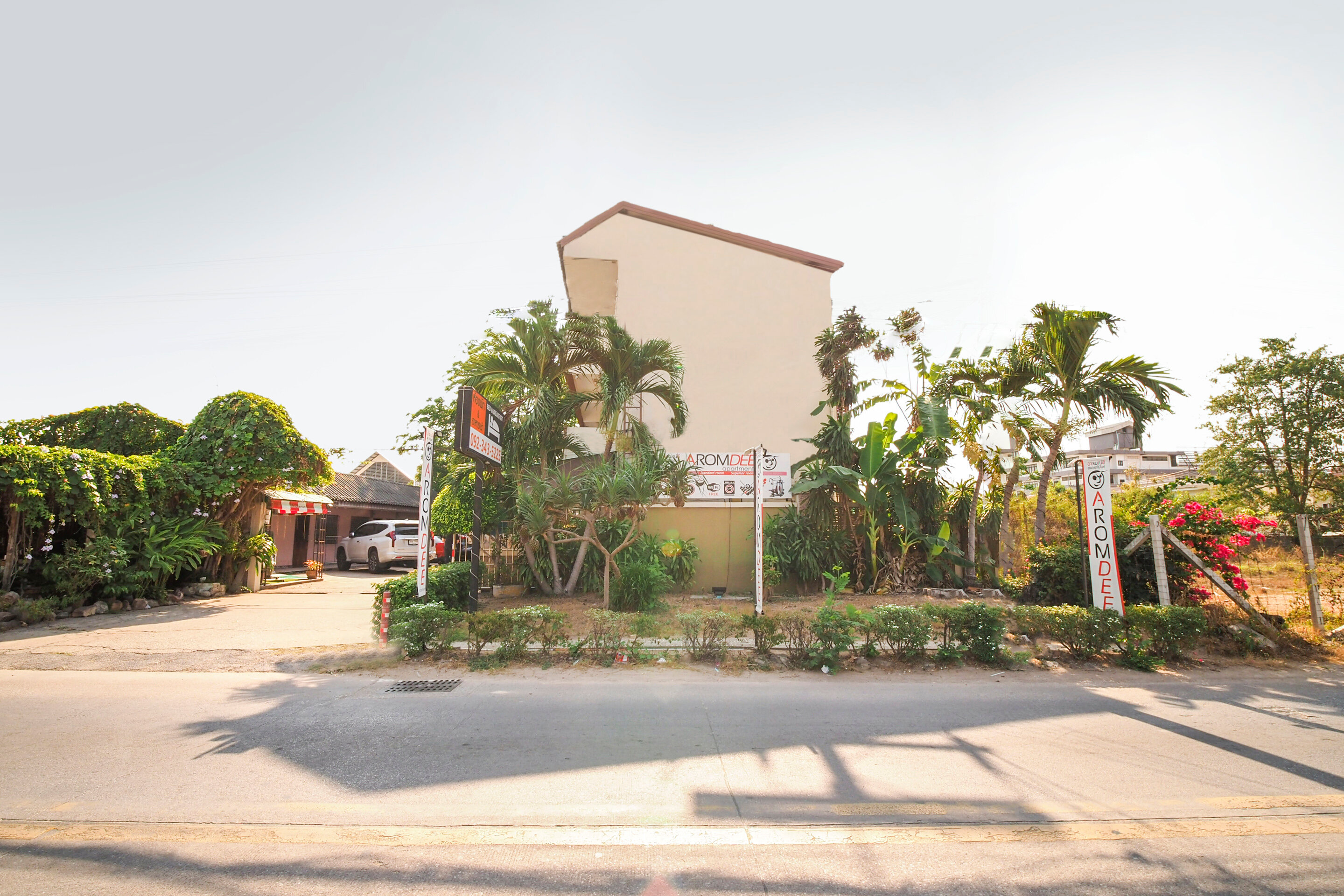 Фото Oyo 838 Aromdee Apartment