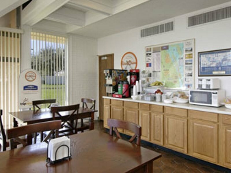 Фото Howard Johnson by Wyndham Vero Beach Downtown