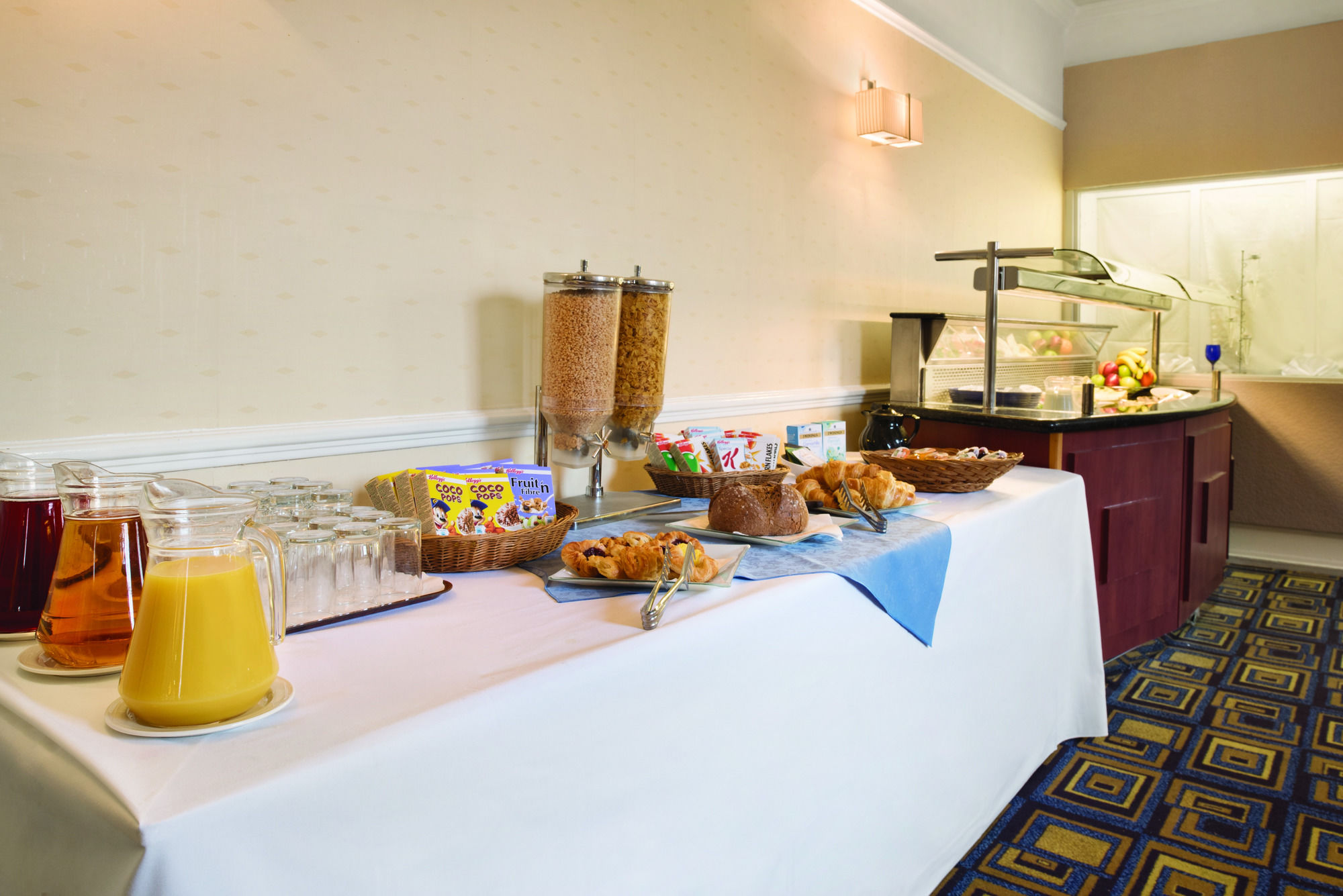Фото Ramada by Wyndham Loughborough Hotel