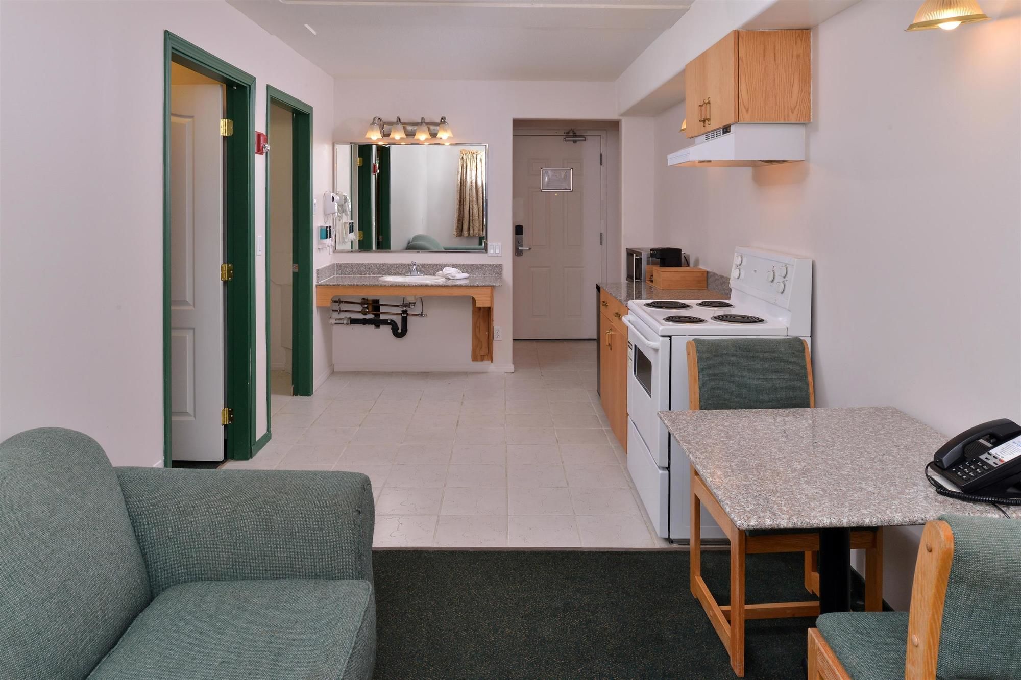 Фото Canadas Best Value Inn Valemount