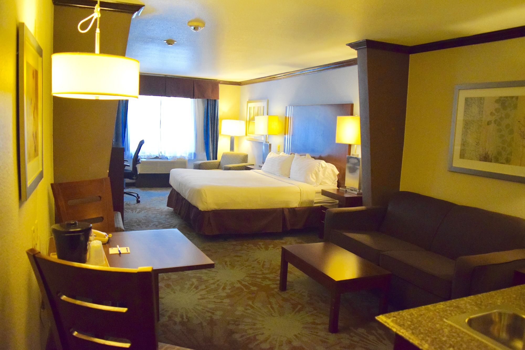 Фото Holiday Inn Express Hotel & Suites Near Seaworld, an Ihg Hotel