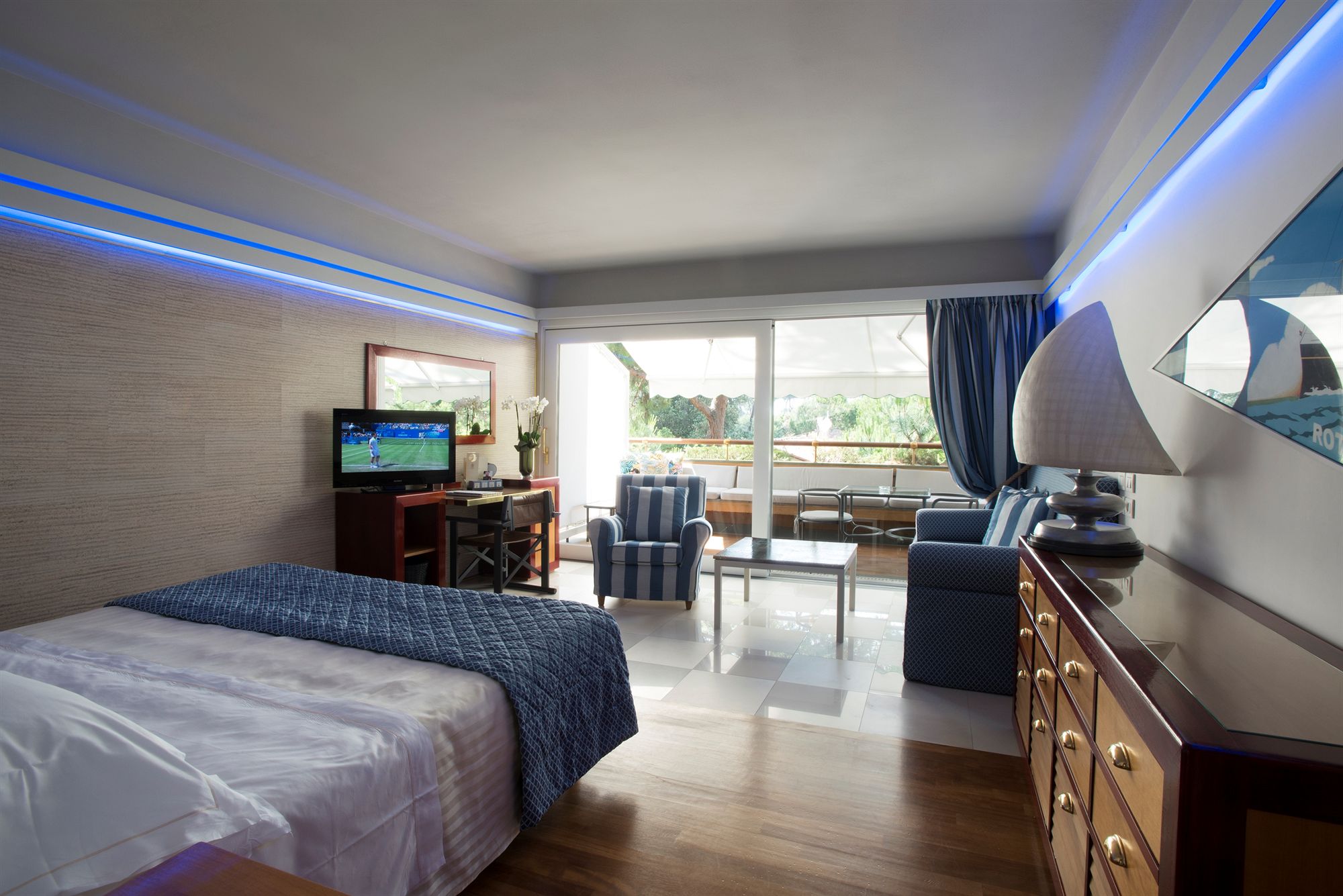 Фото Augustus Hotel & Resort