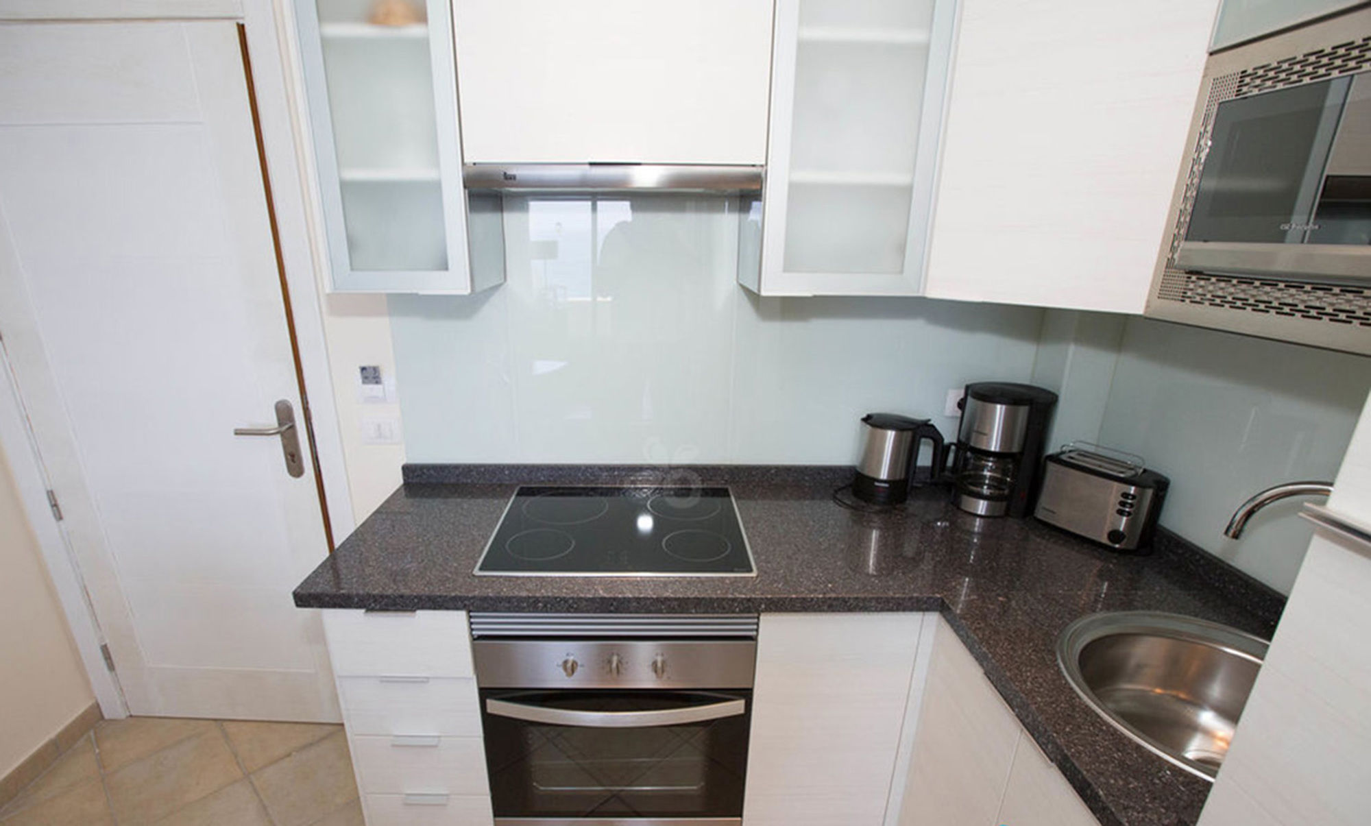 Фото Pearly Grey Ocean Club Apartments & Suites