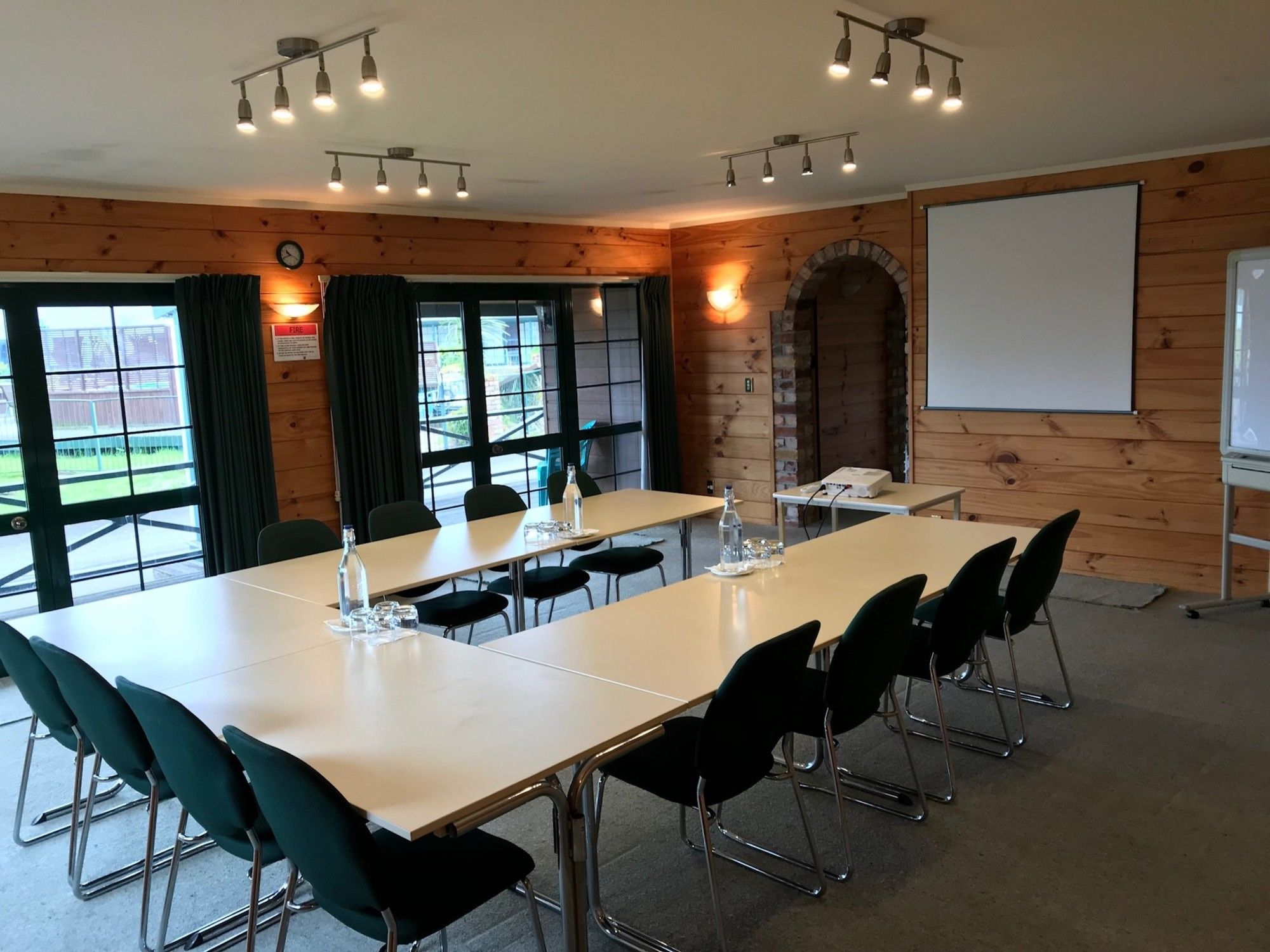 Фото Cedarwood Lakeside Motel & Conference Venue