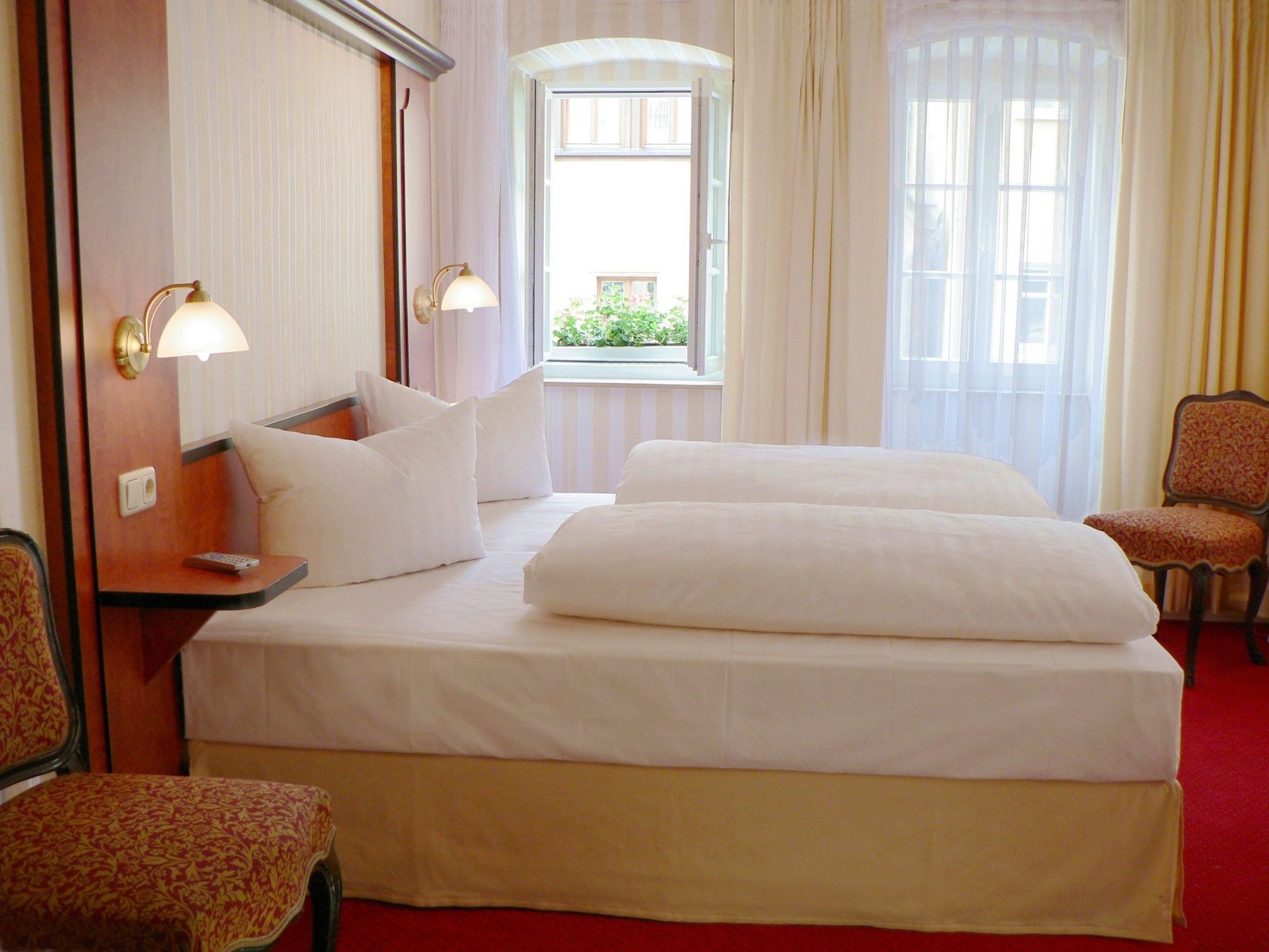 Фото Hotel Goldener Hirsch