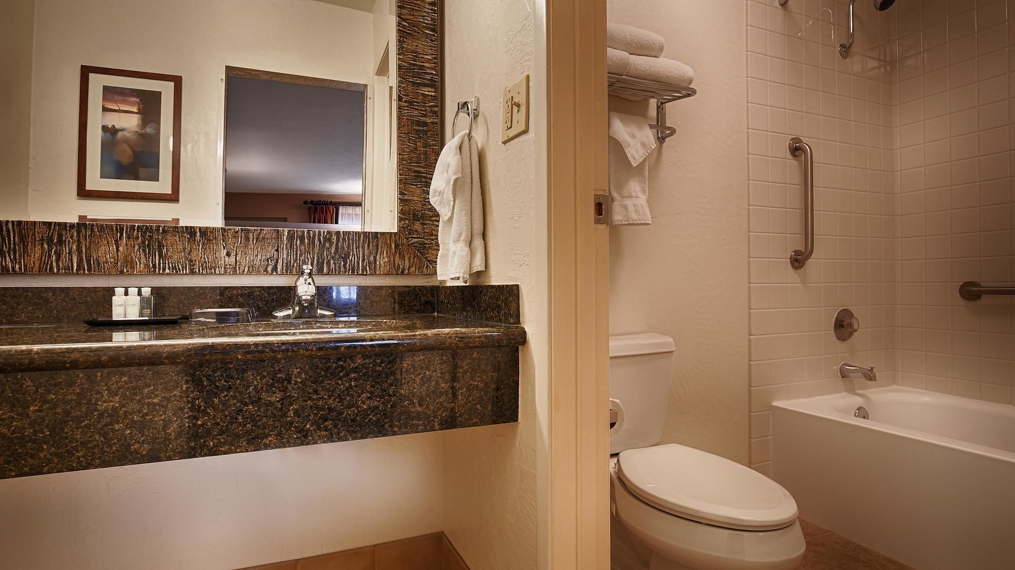 Фото Best Western Plus Hilltop Inn