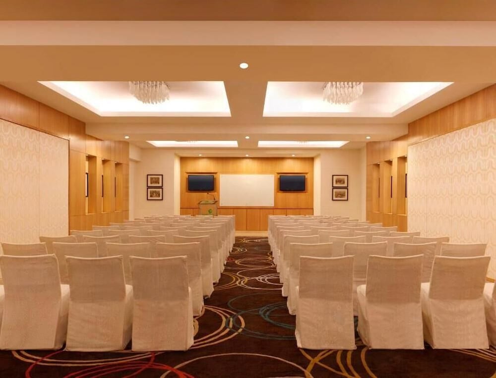 Фото Lemon Tree Premier, Ulsoor Lake, Bengaluru