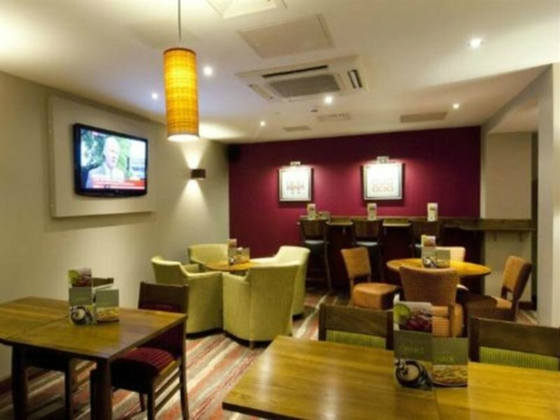 Фото Premier Inn London Ealing