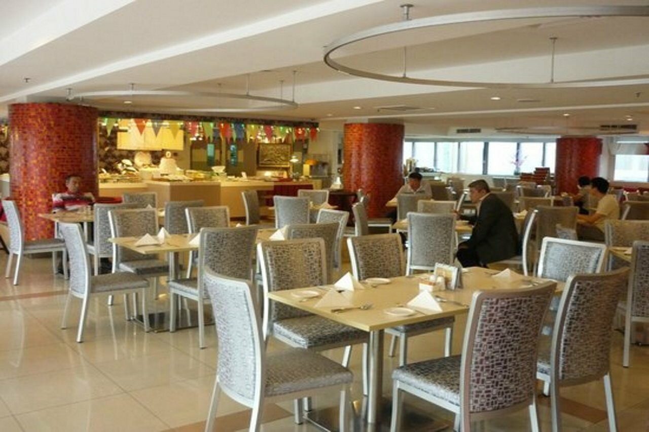 Фото The Centrepoint Hotel